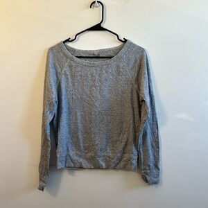 Uniqlo women’s heather grey crew neck top